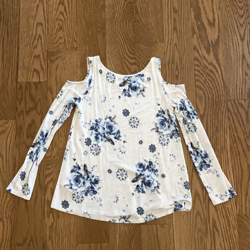 Cute open shoulder-long sleeved flower shirt!